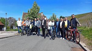 Unter anderem die Bürgermeisterin und die Bürgermeister der Kommunen des Gemeindeverwaltungsverbandes gaben den Radweg wieder frei.