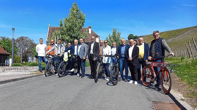 Unter anderem die Bürgermeisterin und die Bürgermeister der Kommunen des Gemeindeverwaltungsverbandes gaben den Radweg wieder frei.