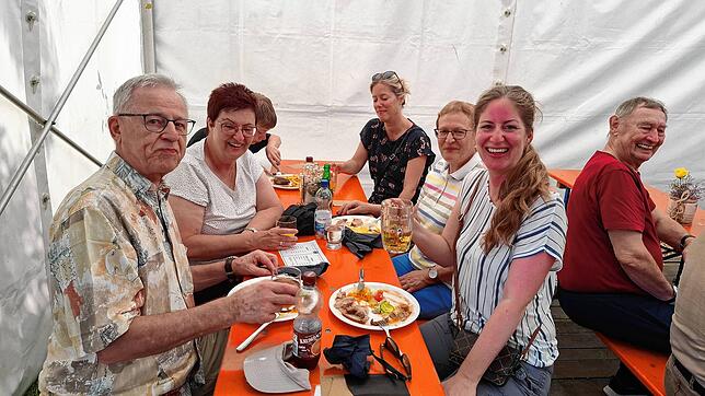 Die wohl weiteste Anreise zum Dorffest hat die Familie Ganz aus Berlin-Wedding bewältigt, die auf dem Gehrenberg in Urlaub ist (von ...