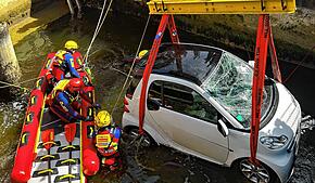 Am Montag ist ein Auto in den Mühlkanal in Langenargen gefallen. Die 62-jährige Fahrerin konnte sich aus dem Auto befreien und blieb ...