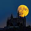 Der fast vollständige Vollmond hinter der Burg Hohenzollern am Freitagabend.