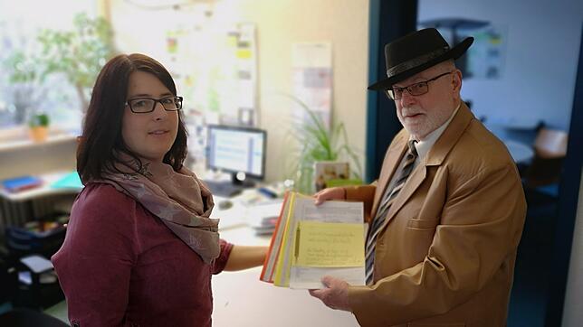 Hermann Zorbach übergibt die Liste mit Unterstützerunterschriften an Rathausmitarbeiterin Michaele Frey, stellvertretendes Mitglied im ...