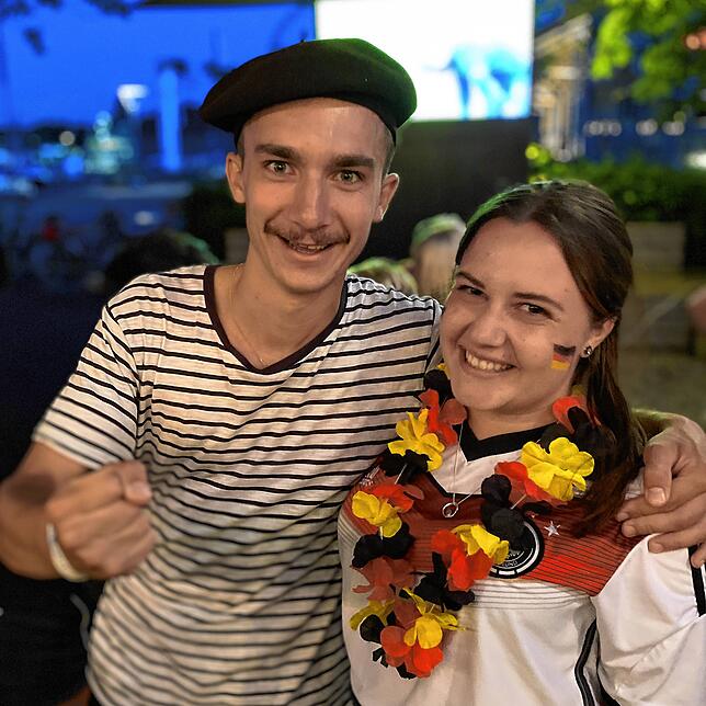 Mathieu Goubier (links) und Laura Martínez Danke feiern das lang ersehnte Public-Viewing-Comeback beim Spiel Deutschland-Frankreich in ...