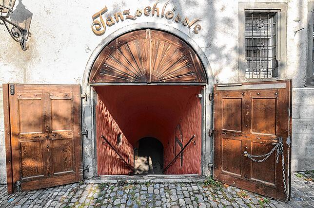 Bild 4: Tanzschlössle im Keller, Dreck im Dach: So sah das Österreichische Schlösschen vor der Sanierung aus
