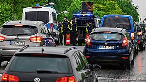 Bundespolizisten kontrollieren die Einreise, hier an der Grenze zu Österreich.