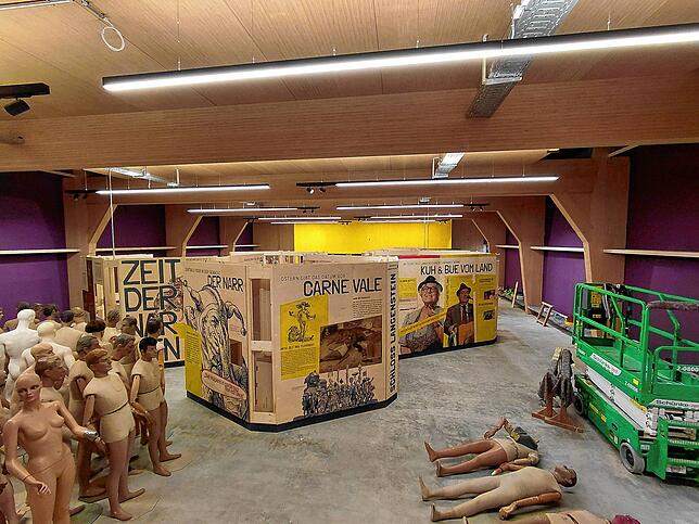 Blick in das Erdgeschoss des neuen Museums. In der Mitte des Raumes bilden bedruckte Holzplatten eine Wabenstruktur, die die Besucher ...