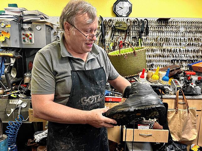 Dieser Wanderstiefel braucht neue Sohlen. Schuhmacher Wilhelm Felde schätzt, dass er rund 500 Paar Schuhe pro Monat repariert.
