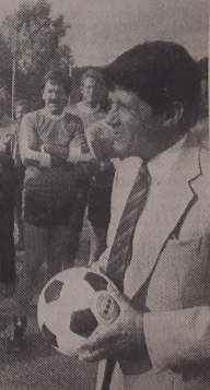 Der damalige Bürgermeister Reinhard Ebersbach brachte damals zur ersten Begegnung den Spielball mit, schnürte die Fußballschuhe selbst ...