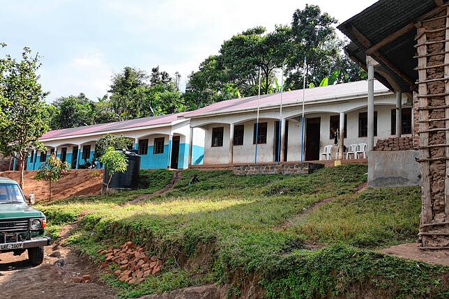 Die beiden im Jahr 2017 (rechts) und 2019 (blau links) erbauten Gebäude der Schule in Bukobe. Foto: Christina Binder