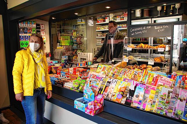 Kundin Andrea Materne freut sich über die Neugestaltung des alt-ehrwürdigen Kiosks. „Ganz ehrlich: Das haben die beiden richtig ...