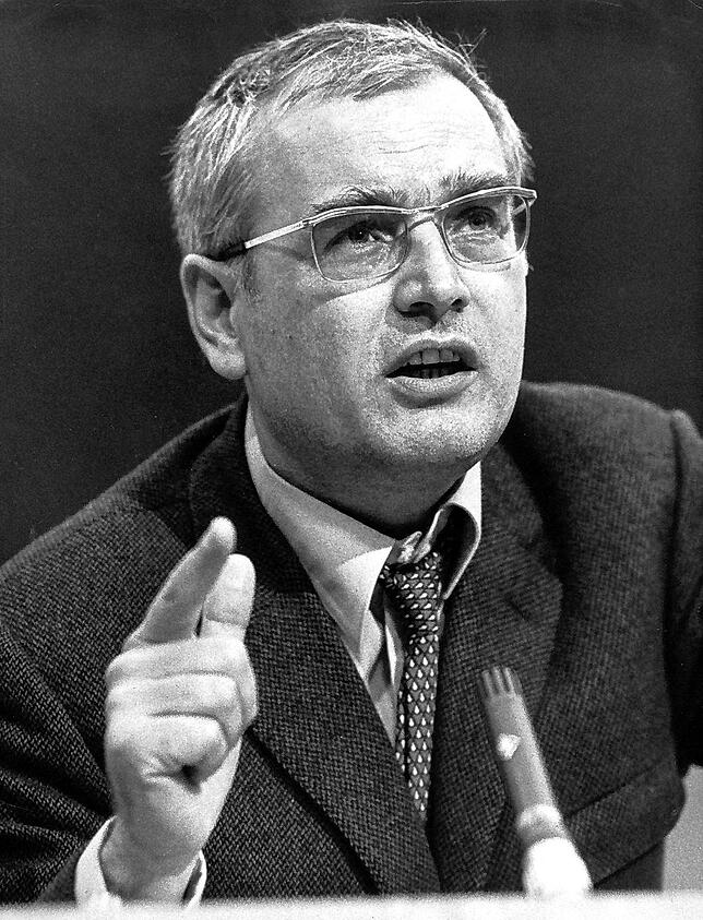 1968 hält Martin Walser anlässlich der Notstandsgesetzgebung eine Rede im Sendesaal des Hessischen Rundfunks.