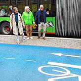 Kaum aus dem Bus gestiegen, schon fast auf dem Radweg. Und was ist, wenn man einen Kinderwagen bei sich hat?, fragen sich (von links) ...