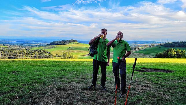 Die beiden Vorsitzenden des Tengener Schwarzwaldvereins, Matthias Back und Oliver Bock, verblüffen mit einer neuen Idee: Ende September ...