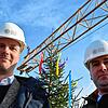 Stadtkämmerer und Spitalverwalter Stefan Krause (links) mit Spitalverwalter Sebastian Keller vor dem Richtbaum für das neue ...