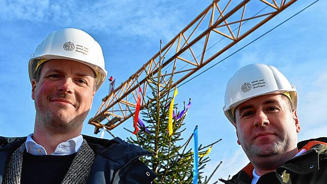 Stadtkämmerer und Spitalverwalter Stefan Krause (links) mit Spitalverwalter Sebastian Keller vor dem Richtbaum für das neue ...