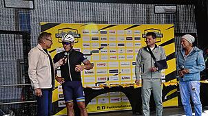 Im lockeren Bühnentalk erzählt Lance Armstrong (mit Helm), wie die Freundschaft zwischen ihm und seinem einstigen Rivalen Jan Ullrich ...