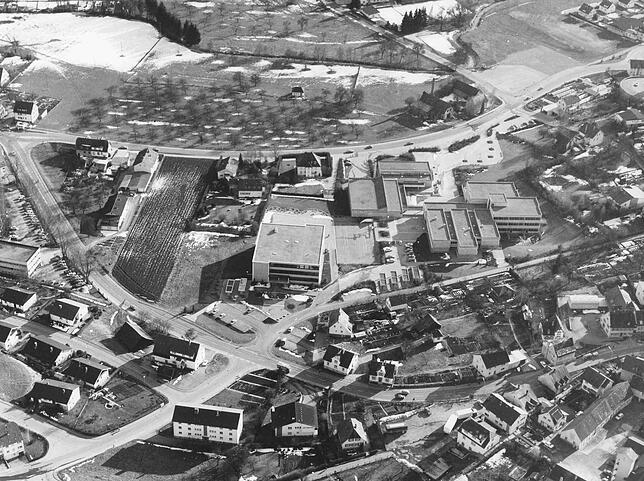 In der Mitte ist die Realschule zu sehen. Rechts daneben aus dieser Perspektive das Gymnasium. Das Bild entstand im Jahr 1978 entstanden.