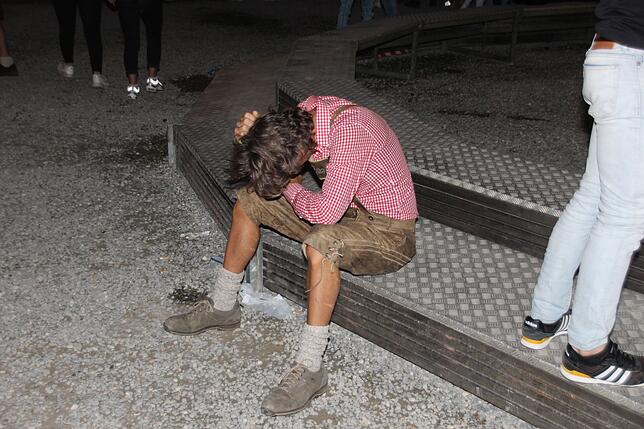 Über den Durst getrunken: Auch das gehört offenbar zum Oktoberfest dazu. Obwohl in diesem Jahr die Menschen laut Polizei disziplinierter ...