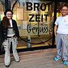 Wandergesellin Tina und Bäckereimeister Josef Baader vor seiner Gläsernen Bäckerei in Frickingen.