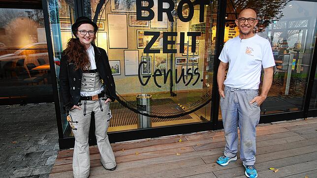 Wandergesellin Tina und Bäckereimeister Josef Baader vor seiner Gläsernen Bäckerei in Frickingen.