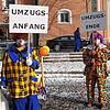 Dieser lustige Mini-Umzug &ndash; regelkonform nur zu zweit &ndash; ist am Schmotzigen Dunschtig in Allensbach unterwegs.