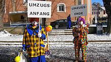 Dieser lustige Mini-Umzug &ndash; regelkonform nur zu zweit &ndash; ist am Schmotzigen Dunschtig in Allensbach unterwegs.