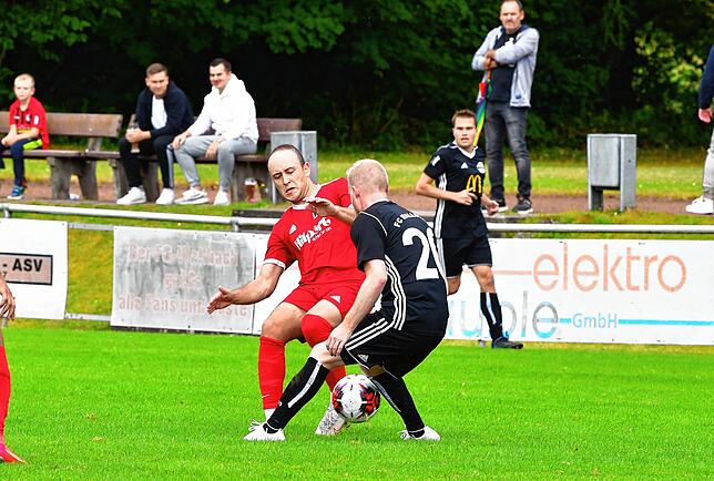 Bild 4: FC Wallbach dreht die Partie und gewinnt mit 3:2 gegen den FC RW Weilheim &ndash; und wir haben die Bilder!