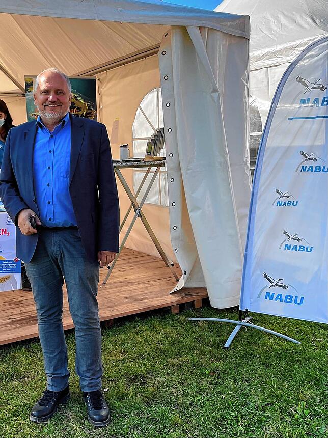 OB Martin Staab im Rahmen der Naturerlebnistage vor einem Pavillon des NABU. Das Foto wurde am Samstag, 16. Oktober, aufgenommen.