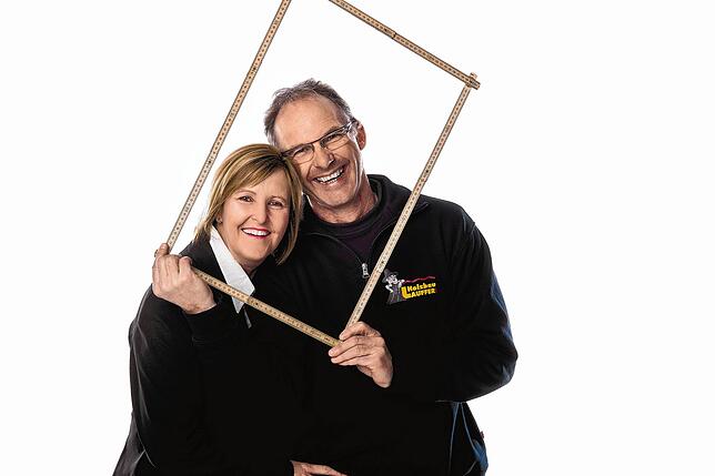 Karin und Uwe Lauffer denken sich die Webeslogans für ihren Holzbaubetrieb grundsätzlich selbst aus. „Anfangs hat es schon ...