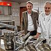 Frank (links) und Jürgen Hallerbach müssen die Öffnungszeiten ihres Restaurants wegen Personalmangel anpassen.