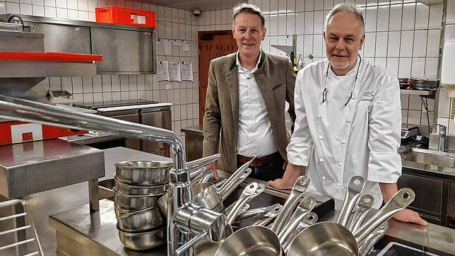 Frank (links) und Jürgen Hallerbach müssen die Öffnungszeiten ihres Restaurants wegen Personalmangel anpassen.