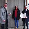 Architekt Werner Bäuerle, Petra Fritsch und Bürgermeister Selcuk Gök bei der Anbringung des Täfelchens.
