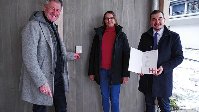 Architekt Werner Bäuerle, Petra Fritsch und Bürgermeister Selcuk Gök bei der Anbringung des Täfelchens.