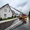 Ein Blitzeinschlag hat in der Neherstraße in der Singener Südstadt einen Dachstuhl in Brand gesetzt.