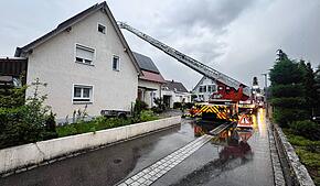 Ein Blitzeinschlag hat in der Neherstraße in der Singener Südstadt einen Dachstuhl in Brand gesetzt.