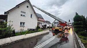 Ein Blitzeinschlag hat in der Neherstraße in der Singener Südstadt einen Dachstuhl in Brand gesetzt.
