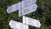 Bad Dürrheims Schwarzwaldverein hat viel Auswahl bei der Planung seiner Touren, wie diese Wegweiser zeigen. Foto: Rotmund