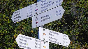 Bad Dürrheims Schwarzwaldverein hat viel Auswahl bei der Planung seiner Touren, wie diese Wegweiser zeigen. Foto: Rotmund