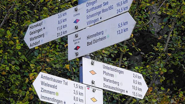 Bad Dürrheims Schwarzwaldverein hat viel Auswahl bei der Planung seiner Touren, wie diese Wegweiser zeigen. Foto: Rotmund