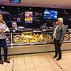 Abstand halten: Mit Sperrstreifen markierte Silke Sulger (rechts), hier im Gespräch mit SÜDKURIER-Mitarbeiterin Christiane Keutner, die ...