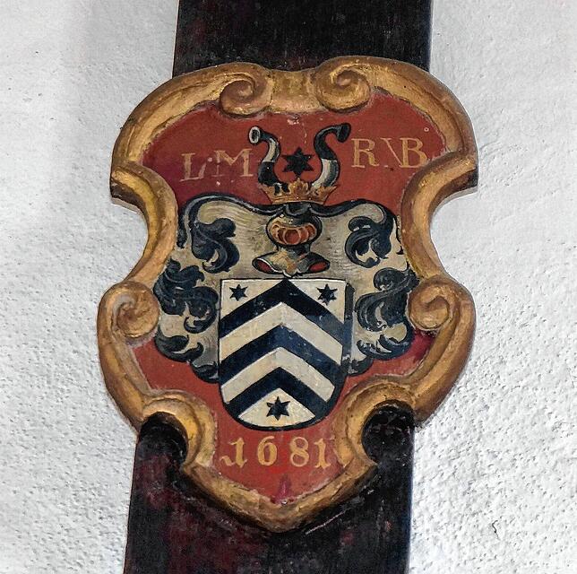 Wappen und Initialen am Fuße des Heiligen Kreuzes verweisen auf den ehemaligen Tiengener Stadtpfarrer Johann Mauritius Ringnold von ...