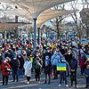3000 bis 3500 Menschen kamen am Samstagmittag zur Kundgebung im Stadtgarten Konstanz und solidarisierten sich mit der Ukraine.