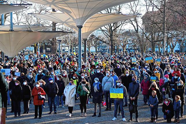 3000 bis 3500 Menschen kamen am Samstagmittag zur Kundgebung im Stadtgarten Konstanz und solidarisierten sich mit der Ukraine.