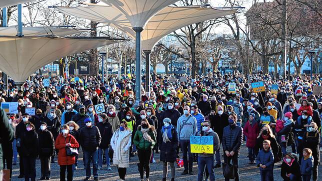 3000 bis 3500 Menschen kamen am Samstagmittag zur Kundgebung im Stadtgarten Konstanz und solidarisierten sich mit der Ukraine.