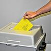 In drei Gemeinden im Raum Stockach stehen im Oktober Wahlen an. Hier ist eine Wahlurne aus Stockach im Jahr 2017 zu sehen. (Archivbild)