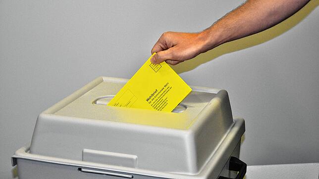 In drei Gemeinden im Raum Stockach stehen im Oktober Wahlen an. Hier ist eine Wahlurne aus Stockach im Jahr 2017 zu sehen. (Archivbild)