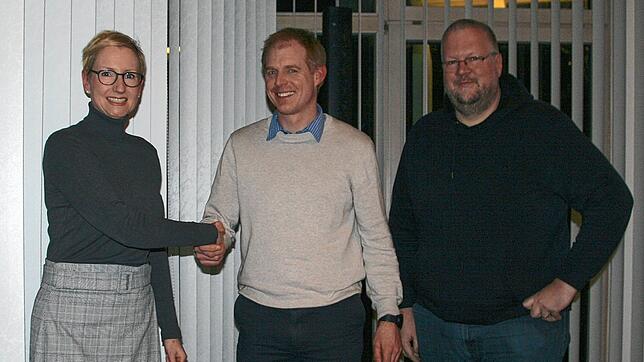 Bürgermeisterin Vera Schraner dankt Ronny Mathys (M) und Thomas Delboi vom Schaffhauser Amt für Bevölkerungsschutz für die Erarbeitung ...
