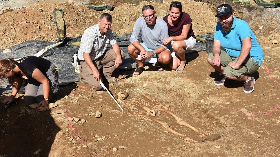 Die ersten Funde konnten im Juli gemacht werden: Kreisarchäologe Jürgen Hald, Thomas Klingenbeck, Bauherrin Sandra Schmidt und Architekt ...