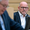 Verkehrsminister Winfried Hermann (rechts) wurde im Landtag unter anderem von AfD-Fraktionschef Bernd Gögel (links) hart kritisiert.