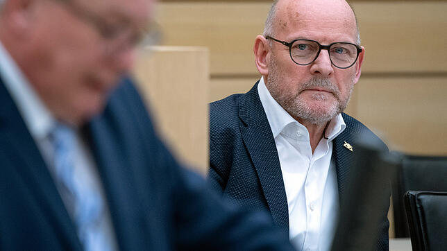 Verkehrsminister Winfried Hermann (rechts) wurde im Landtag unter anderem von AfD-Fraktionschef Bernd Gögel (links) hart kritisiert.